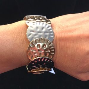 Erica Lyons, Bracelet